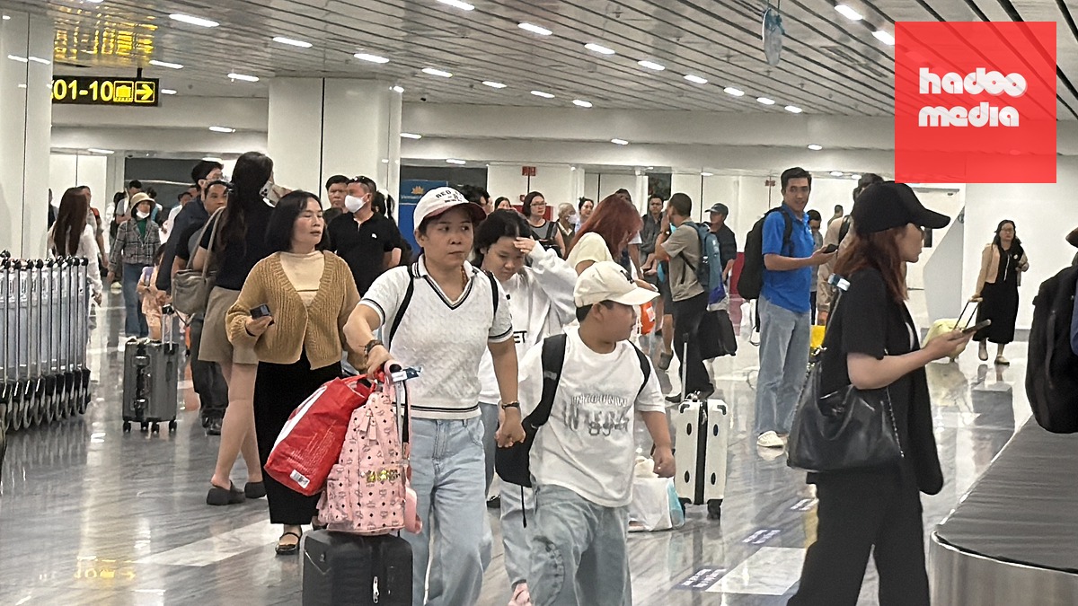 Hành khách vừa đáp ở Tân Sơn Nhất lúc 23h, chậm hơn 4-5 tiếng so với lịch bay ban đầu khiến nhiều người mệt mỏi - Ảnh: CÔNG TRUNG
