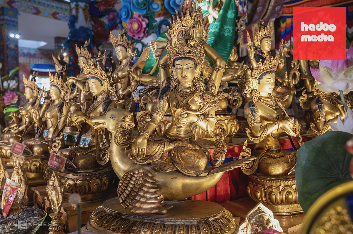 Phật Mẫu Tara với 21 hóa thân được thờ trong chính điện Mandala Tây Thiên. Ảnh: Giang Huy