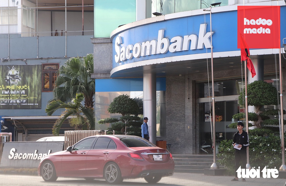 Bạn Lê Viết Hồng Anh đến Ngân hàng Sacombank Chi nhánh Quảng Nam gửi đơn xin khoanh, giãn khoản nợ 1,7 tỉ đồng - Ảnh: TRẦN THƯỜNG