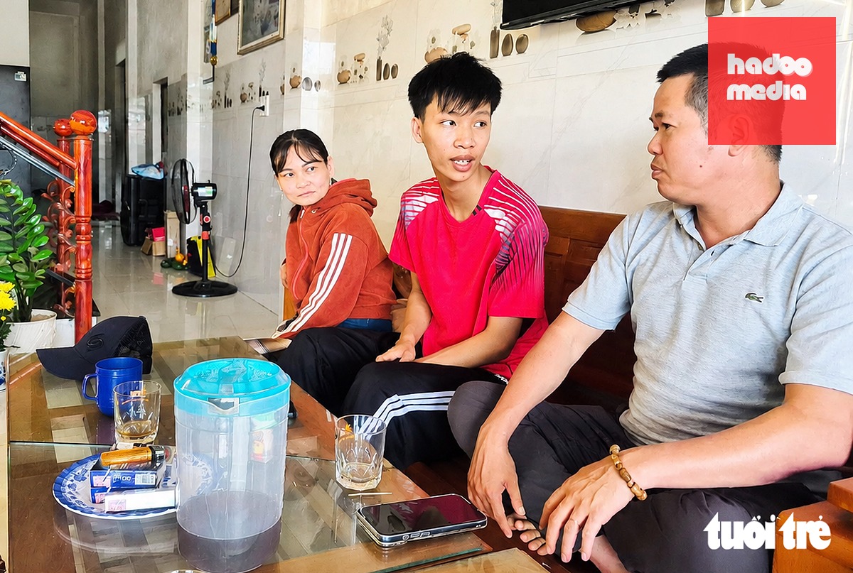 Em Lê Viết Hồng Anh (áo đỏ) mong ngân hàng khoanh, giãn thời gian trả khoản nợ 1,7 tỉ đồng từ 5-7 năm - Ảnh: TRẦN THƯỜNG