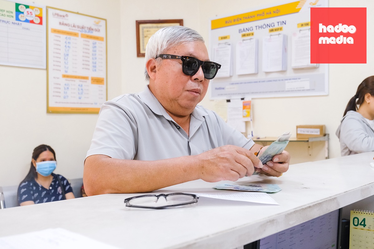 Người cao tuổi lĩnh lương hưu tại một điểm chi trả tại Hà Nội - Ảnh: HÀ QUÂN