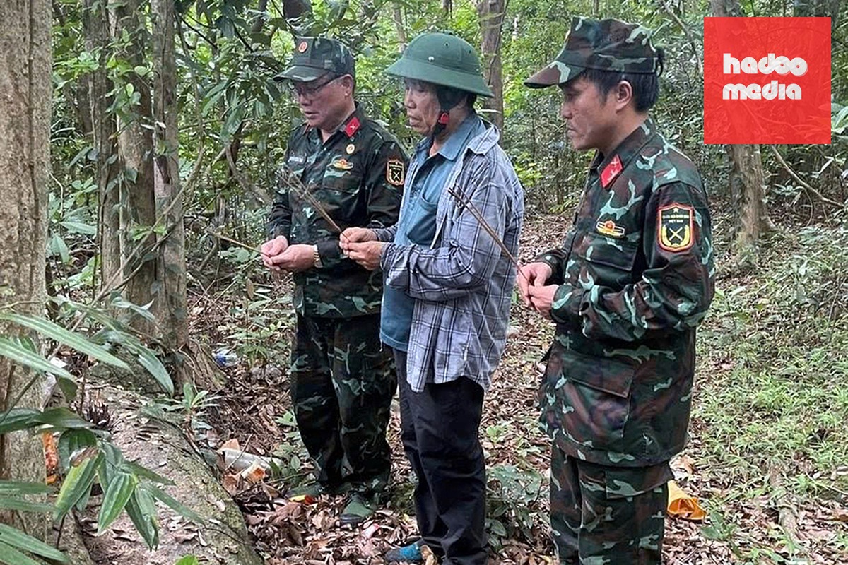 Lực lượng quy tập hài cốt liệt sĩ khảo sát khu vực được đánh dấu. Ảnh: Quang Cường