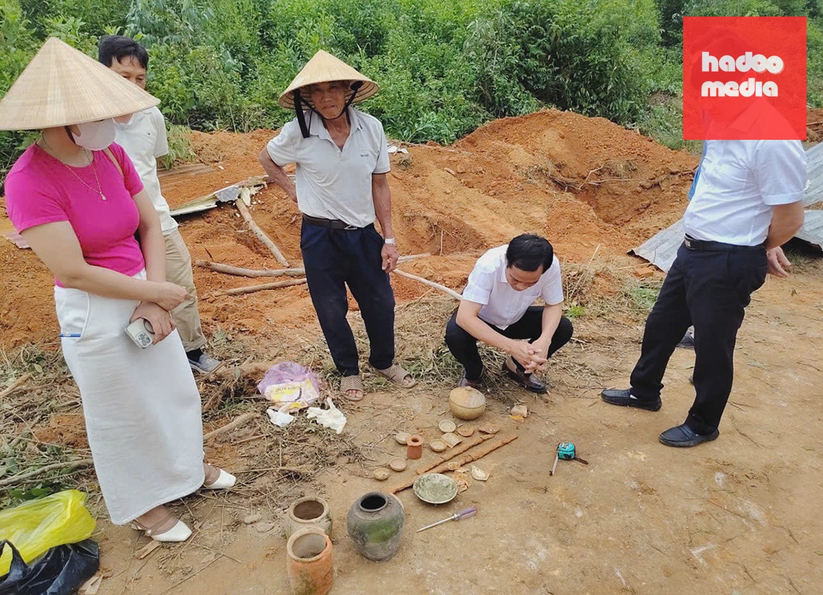 Một số hiện vật khác được phát hiện trong quá trình khai quật. Ảnh: Hùng Lê
