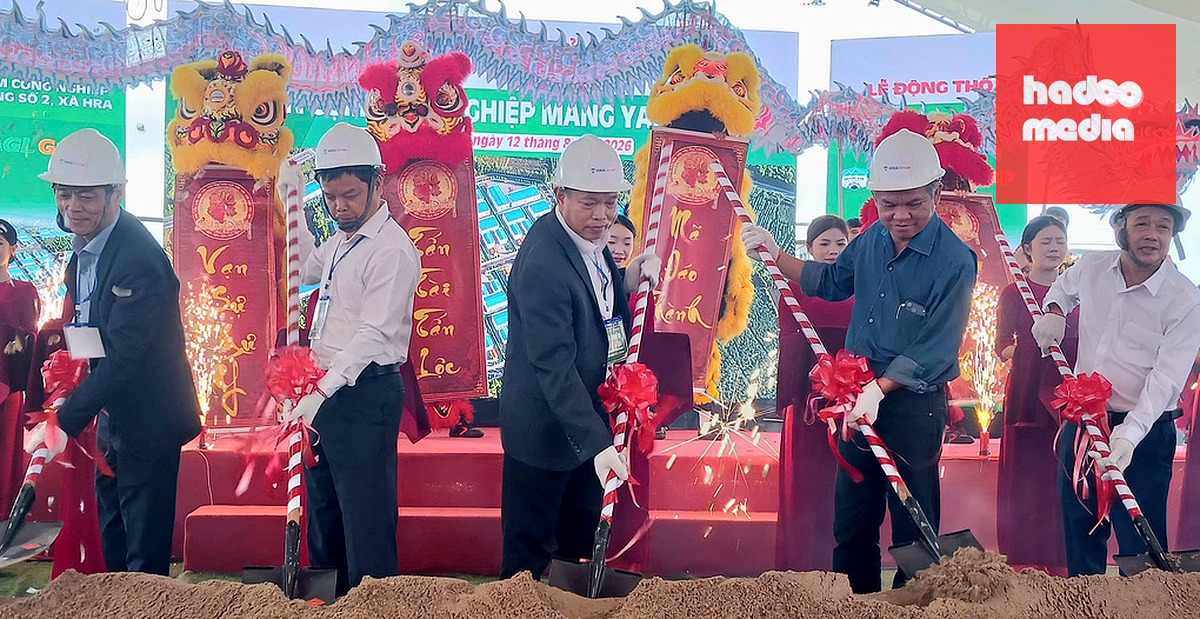 Bầu Đức (áo xanh từ phải sang) cùng lãnh đạo tỉnh Gia Lai tại lễ khởi công sáng 12/8 tại Gia Lai. Ảnh: Thi Hà