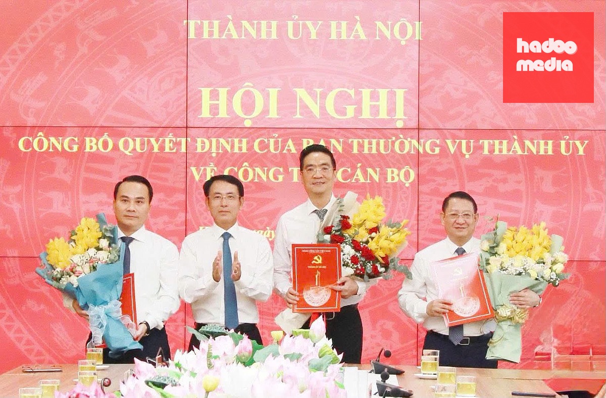 Phó bí thư Thường trực Thành ủy Hà Nội Nguyễn Trọng Đông trao các quyết định về công tác cán bộ - Ảnh: Thành ủy Hà Nội
