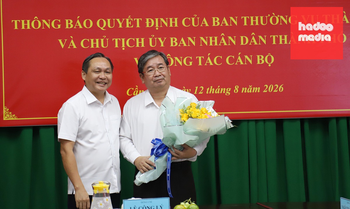 Phó chủ tịch thường trực UBND thành phố Cần Thơ Lê Công Lý tặng hoa chúc mừng tân Giám đốc Sở Công Thương thành phố Cần Thơ Ngô Thái Chân - Ảnh: CHÍ QUỐC