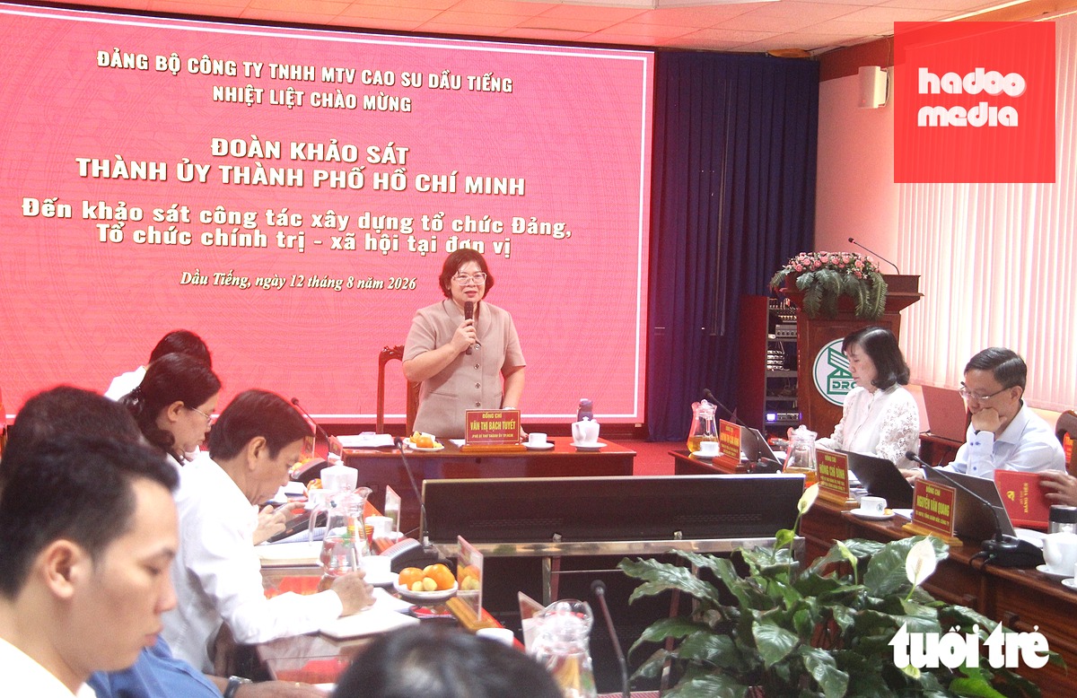 Phó bí thư Thành ủy TP.HCM Văn Thị Bạch Tuyết chủ trì đoàn khảo sát của Thành ủy làm việc tại Đảng bộ Công ty TNHH MTV Cao su Dầu Tiếng sáng 12-8 - Ảnh: BÁ SƠN