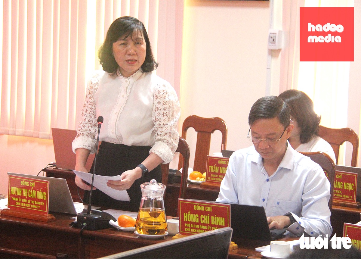 Bà Huỳnh Thị Cẩm Hồng - Thành ủy viên, Bí thư Đảng ủy, Chủ tịch Hội đồng thành viên Công ty Cao su Dầu Tiếng - kiến nghị với đoàn khảo sát của Thành ủy TP.HCM, trong đó mong muốn tháo gỡ khó khăn trong tính tiền thuê đất - Ảnh: BÁ SƠN