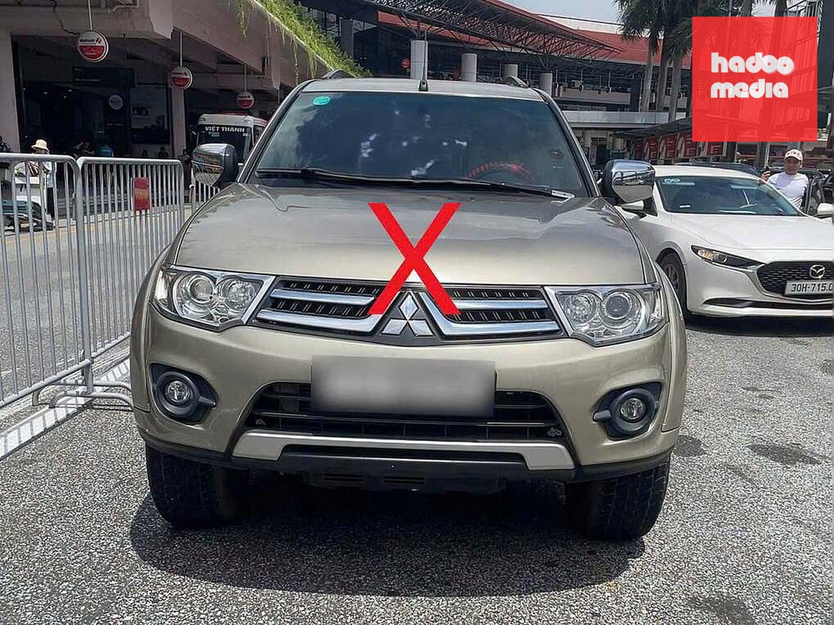 Một xe dừng đỗ sai quy định tại sân bay Nội Bài ngày 6/8. Ảnh: Công an cửa khẩu Cảng hàng không Nội Bài