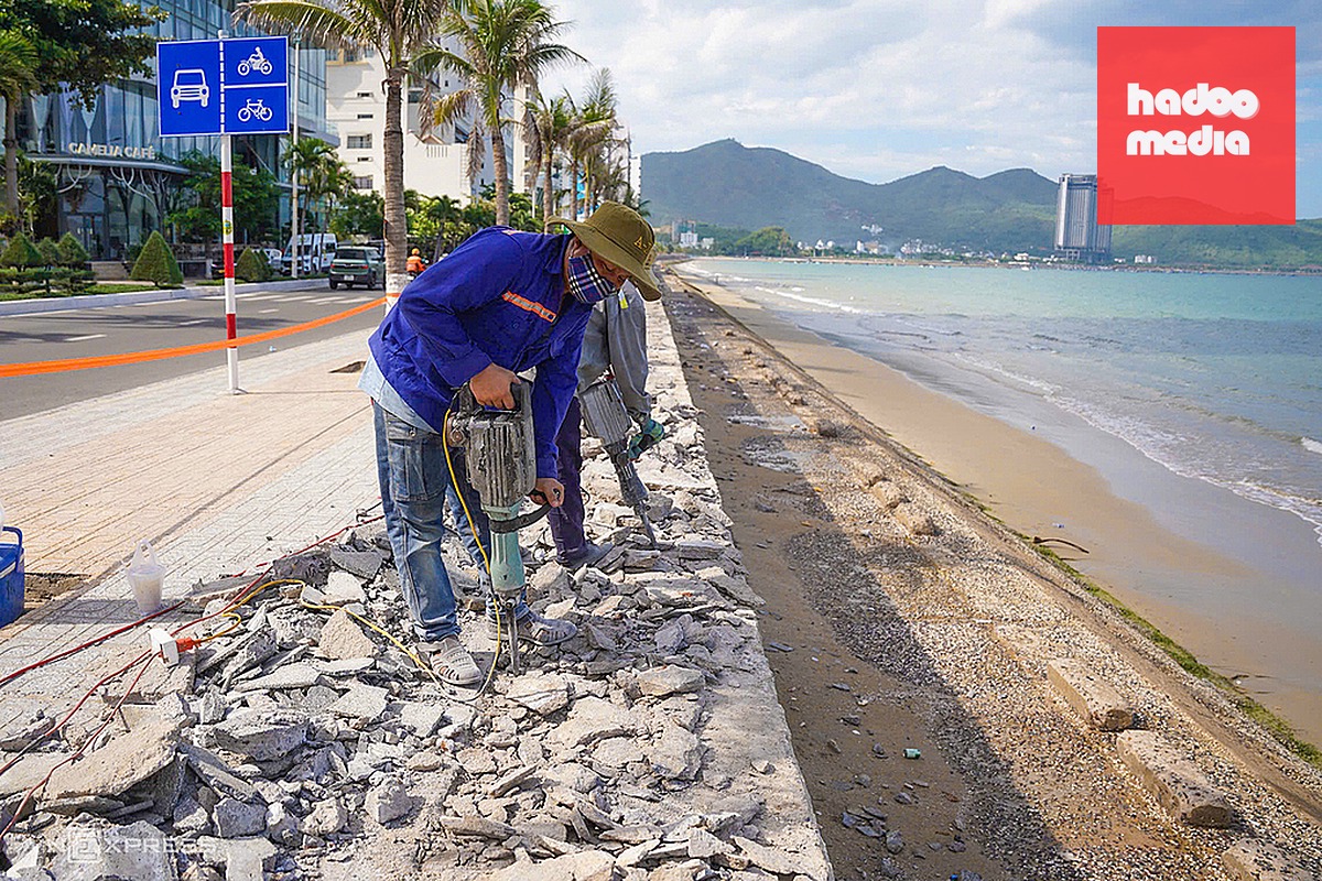 Công nhân dỡ bỏ lan can ở đường Phạm Văn Đồng, phường Bắc Nha Trang, chiều 12/8. Ảnh: Bùi Toàn