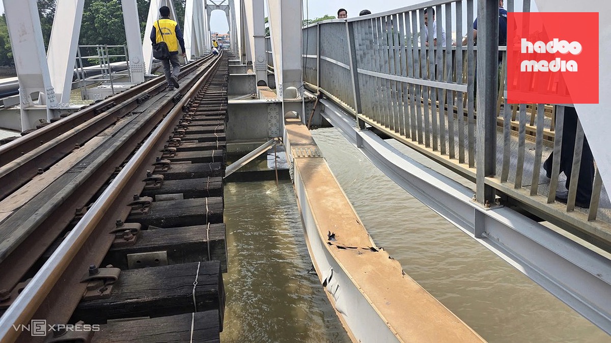 Dầm biên cầu Ghềnh bị cong, đường ray bị lệch sau khi bị sà lan tông hôm 6/3 khiến tuyến đường sắt Bắc - Nam qua khu vực gián đoạn. Ảnh: Phước Tuấn