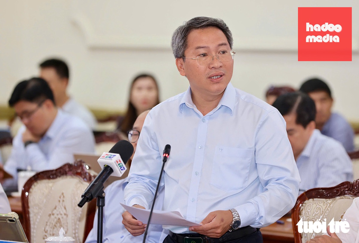 Ông Nguyễn Tấn Phát, Giám đốc Sở Giáo dục và Đào tạo TP.HCM, báo cáo tham luận tại hội nghị - Ảnh: HOÀNG TRIỀU