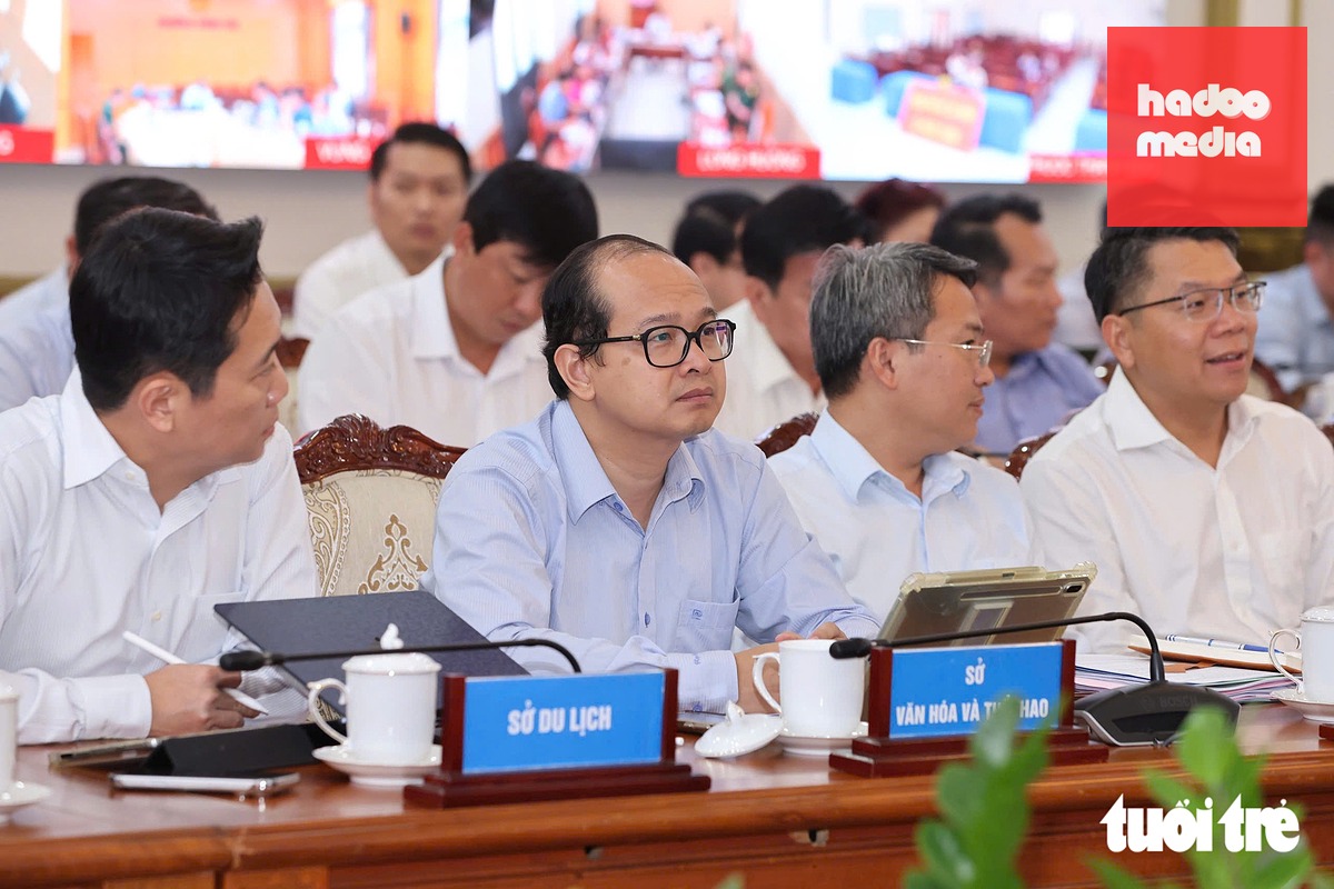 Các đại biểu tham dự hội nghị kinh tế - xã hội tháng 7, triển khai nhiệm vụ tháng 8, diễn ra chiều 12-8 - Ảnh: HOÀNG TRIỀU