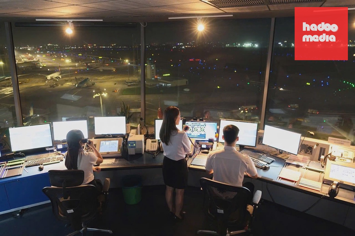 Kíp trực đài kiểm soát không lưu Tân Sơn Nhất. Ảnh: VATM
