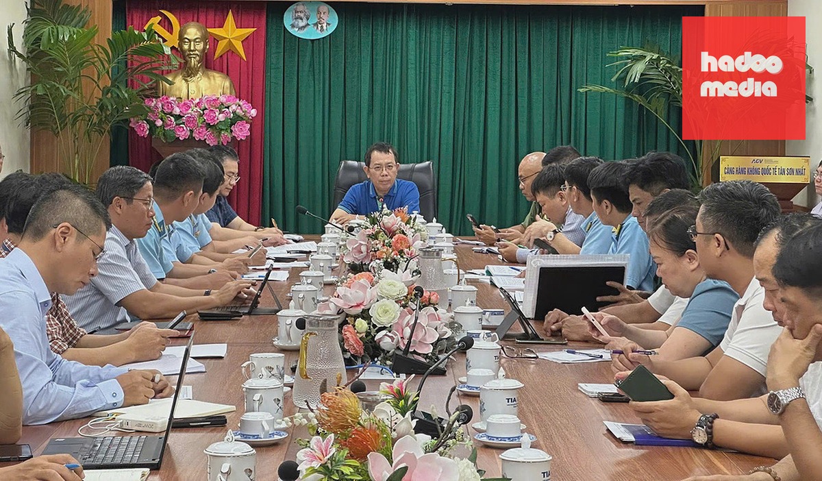 Ông Nguyễn Công Hoàn (giữa, áo xanh), Phó giám đốc Cảng Hàng không quốc tế Tân Sơn Nhất cùng các đơn vị làm việc đánh giá tình hình sau sự cố, sáng 12/8. Ảnh: Hạ Giang