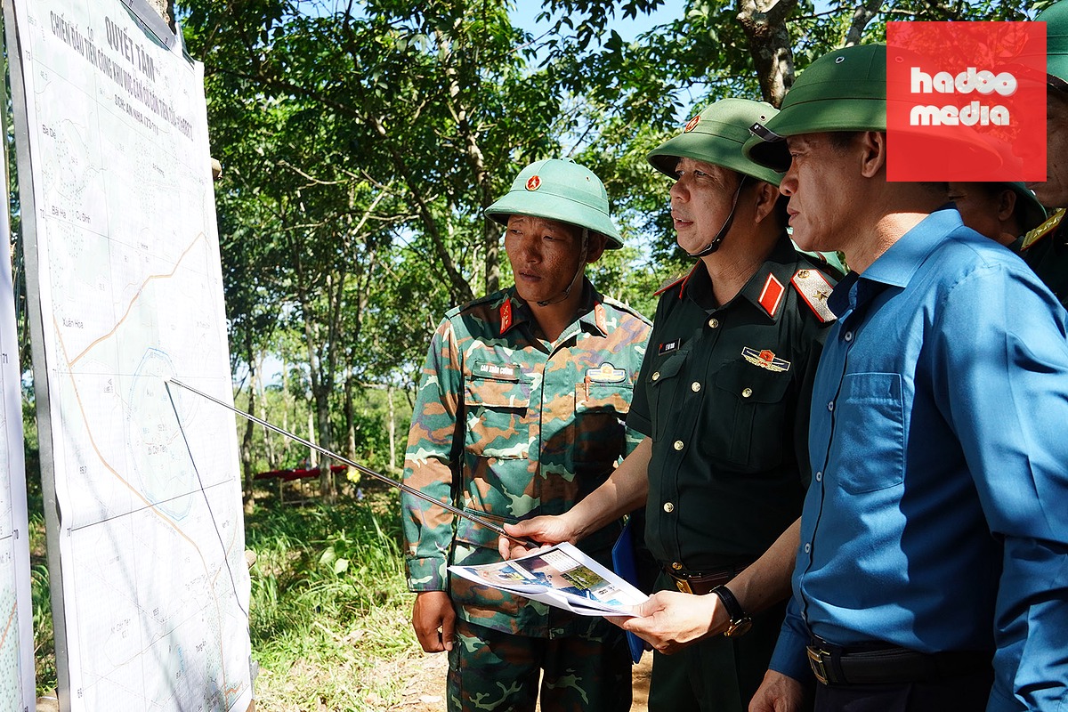 Lực lượng chức năng xác định có nhiều xáo trộn dưới đất tại các khu vực khảo sát bằng ra đa xuyên đất - Ảnh: QUANG HÀ