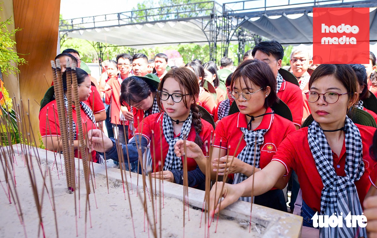 Các đại biểu trong đoàn dâng hương tại Nghĩa trang liệt sĩ quốc gia Đường 9 - Ảnh: QUANG ĐỊNH