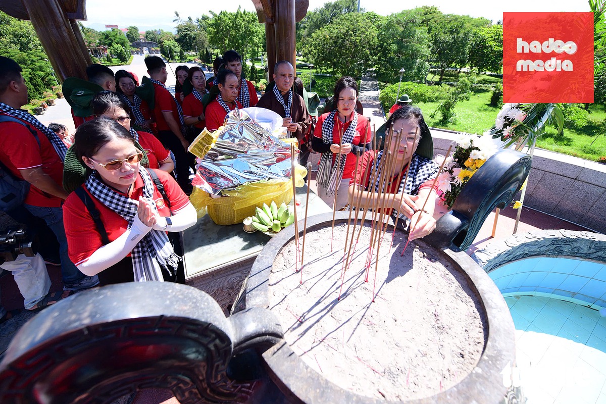 Đoàn dâng hương tại Thành cổ Quảng Trị - Ảnh: QUANG ĐỊNH
