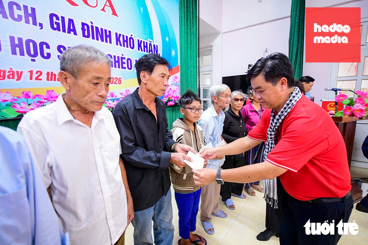 Ông Lê Văn Minh - Thành ủy viên, Phó trưởng Ban Thường trực Ban Tuyên giáo và Dân vận Thành ủy TP.HCM - trao quà cho các gia đình chính sách gặp khó khăn tại xã Ái Tử - Ảnh: QUANG ĐỊNH