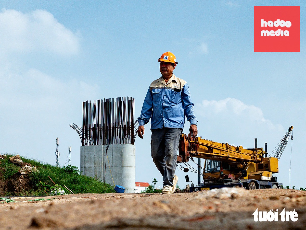 Công nhân được bố trí tại nhiều vị trí, phối hợp triển khai các hạng mục theo tiến độ