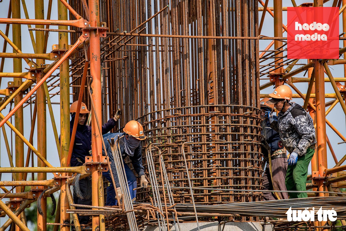 Công nhân đang lắp các lồng sắt để đổ bê tông hệ thống trụ cầu