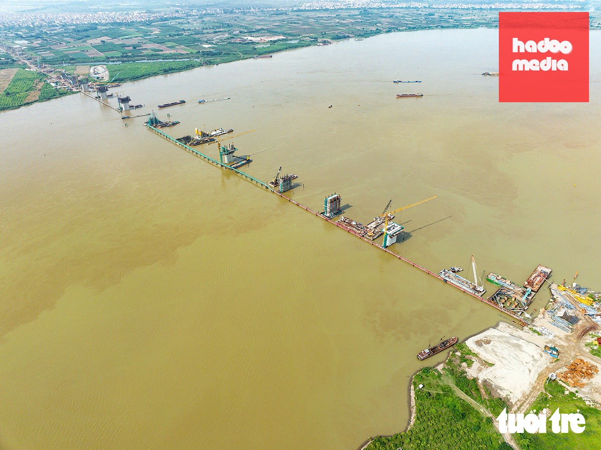 Giữa lòng sông, những trụ cầu cao dần lên khỏi mặt nước