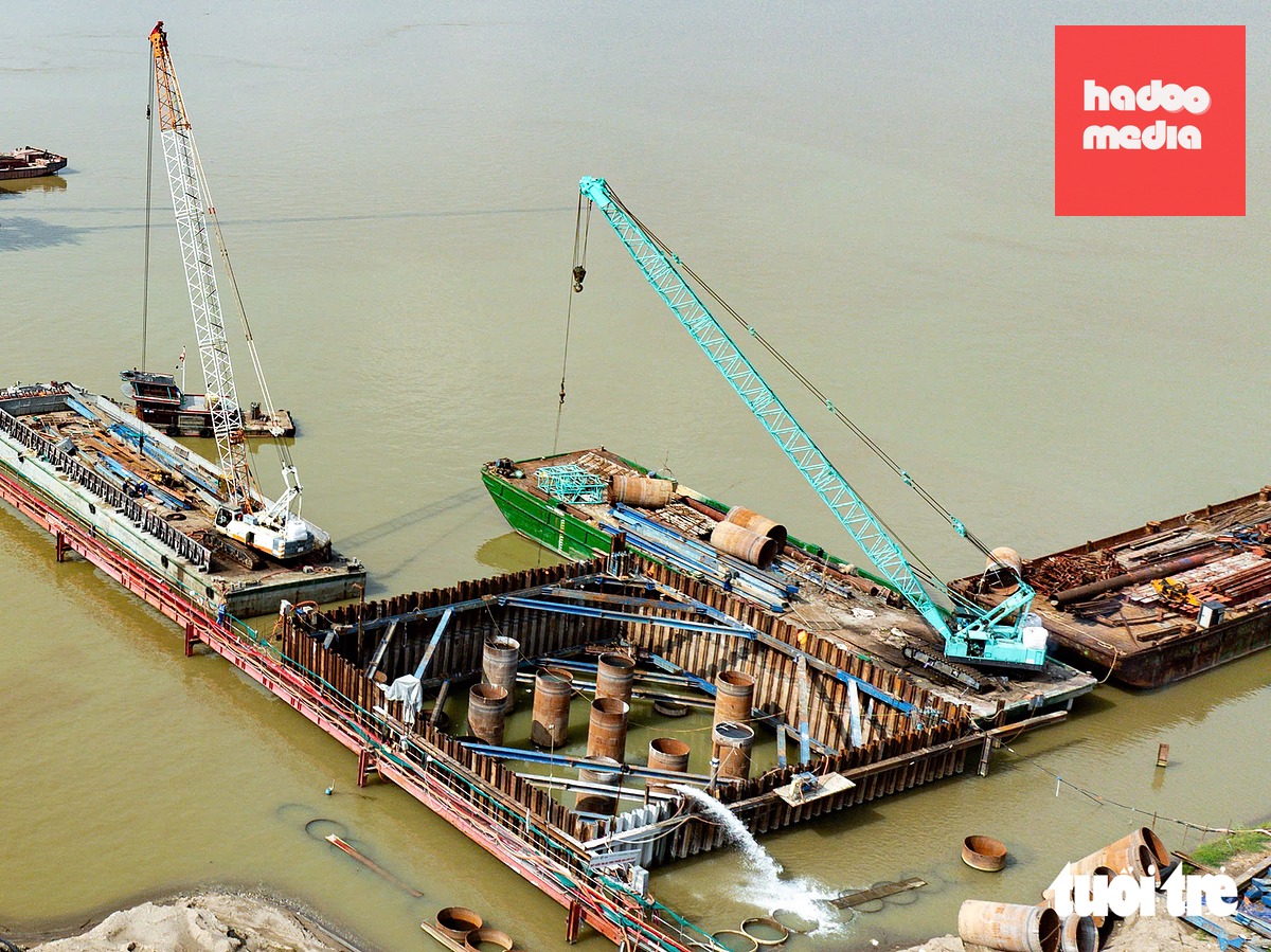 Hệ thống cừ được lắp đặt xung quanh phần trụ cầu, máy bơm hoạt động tối đa, bơm hết nước ra ngoài để thi công trụ