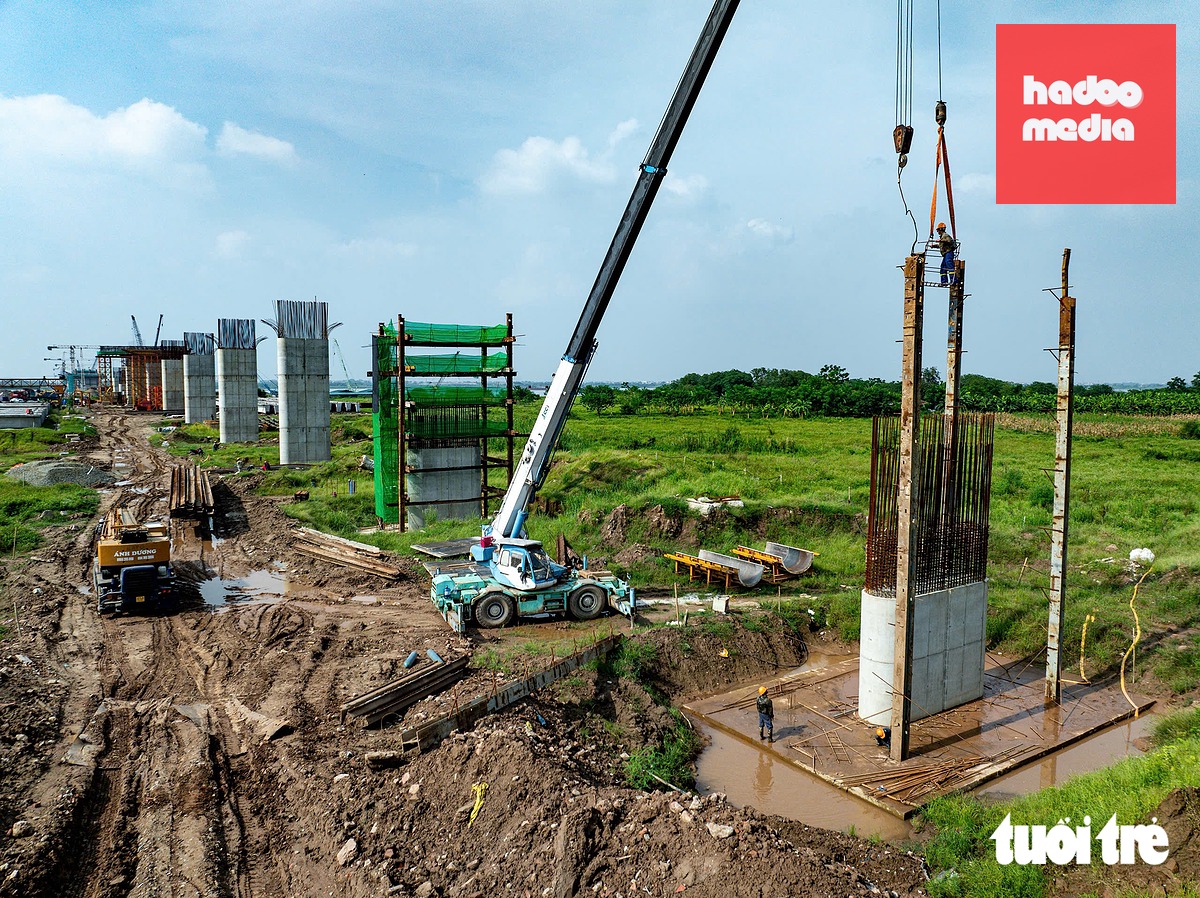 Công nhân đu mình trên cao để thi công dự án
