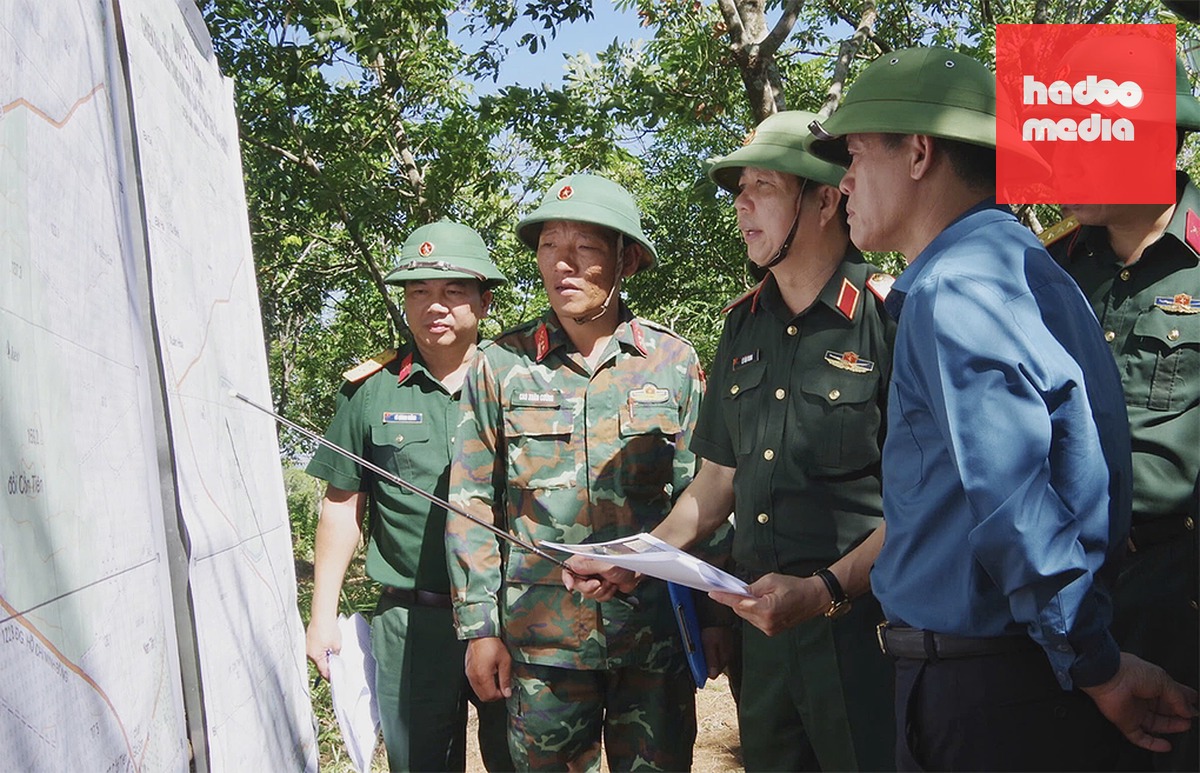 Ban chỉ đạo Quân khu 4 và tỉnh Quảng Trị cùng các đại biểu nghiên cứu, khảo sát trên bản đồ. Ảnh: Xuân Diện