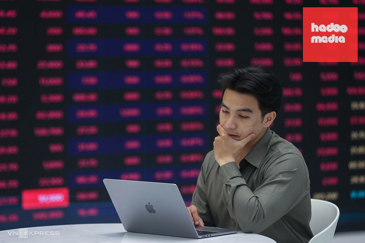 Nhà đầu tư đang theo dõi thị trường tại một công ty chứng khoán ở TP HCM. Ảnh: Quỳnh Trần
