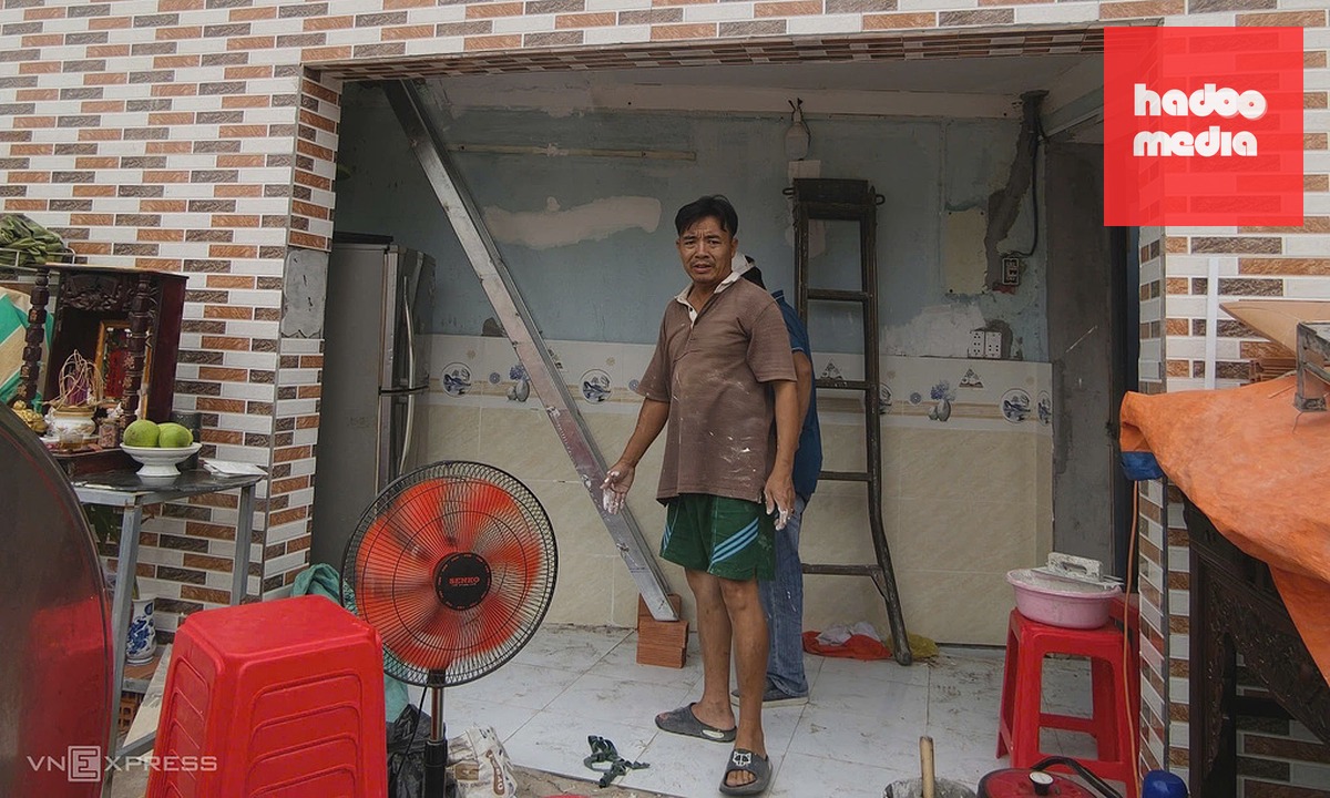Căn nhà ngang 5 m, dài chưa đến 2 m được ông Dương sửa lại để lấy mặt tiền sau khi thu hồi đất làm dự án cải tạo rạch Xuyên Tâm. Ảnh: Đình Văn