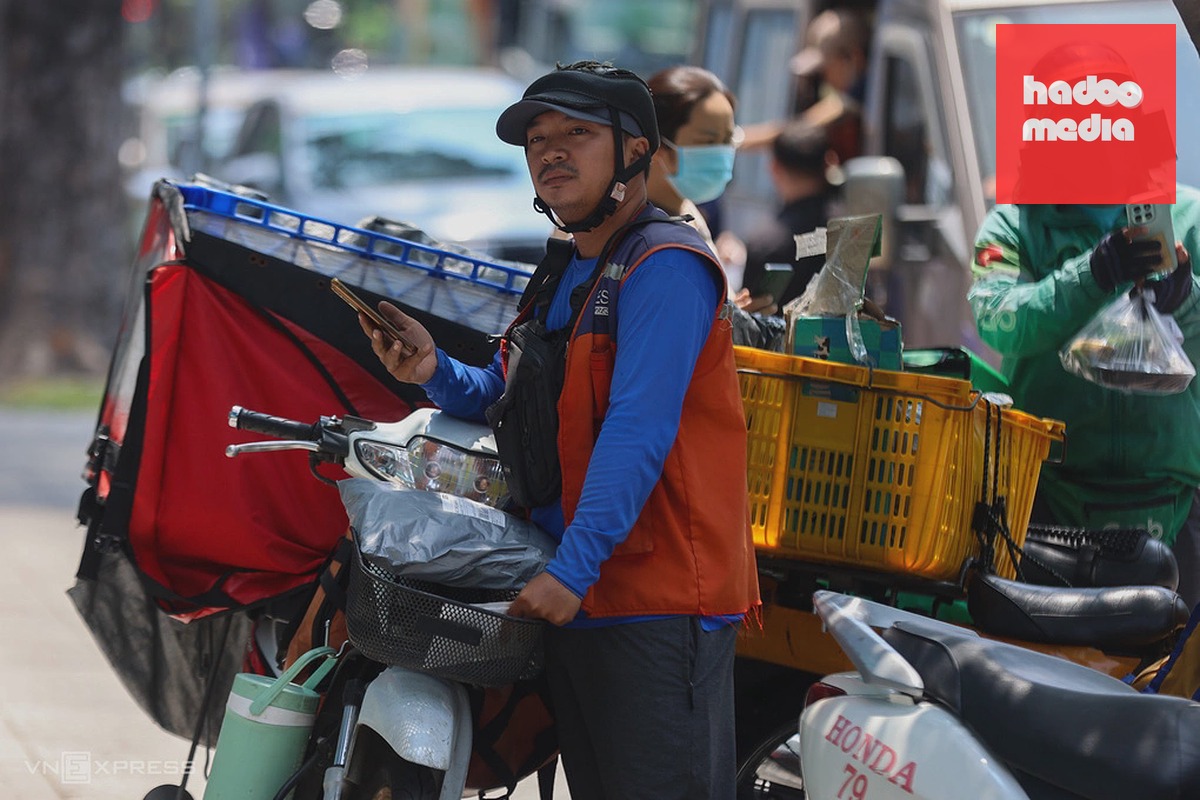 Tài xế giao hàng chờ khách ở TP HCM, tháng 4/2026. Ảnh: Quỳnh Trần