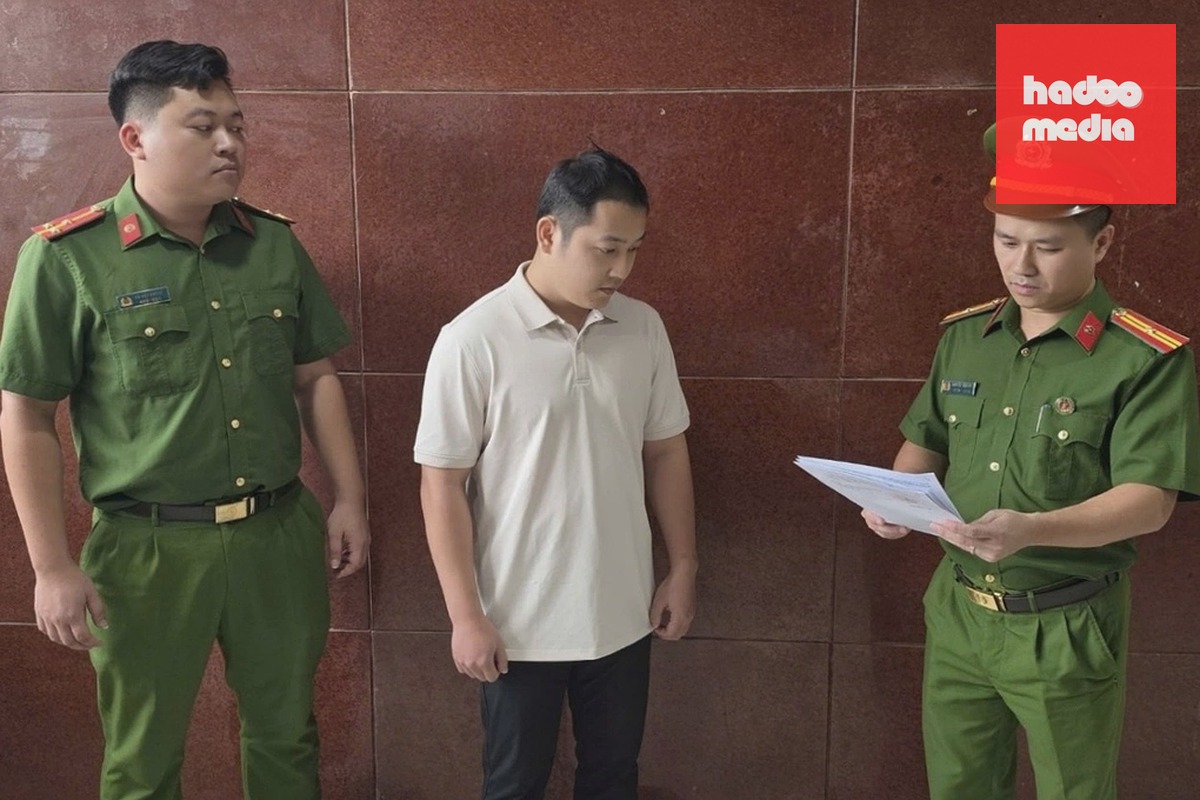 Nguyễn Mạnh Cần (giữa) bị khởi tố về tội Xâm phạm quyền tác giả, quyền liên quan. Ảnh: CACC