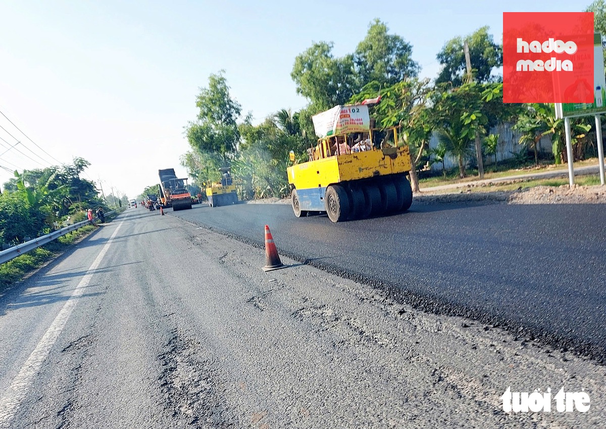 Mỗi đoạn đường quốc lộ 61 qua địa bàn xã Định Hòa được khắc phục xong, trải thảm nhựa sẽ góp phần cho dân đi lại thuận tiện - Ảnh: CHÍ CÔNG