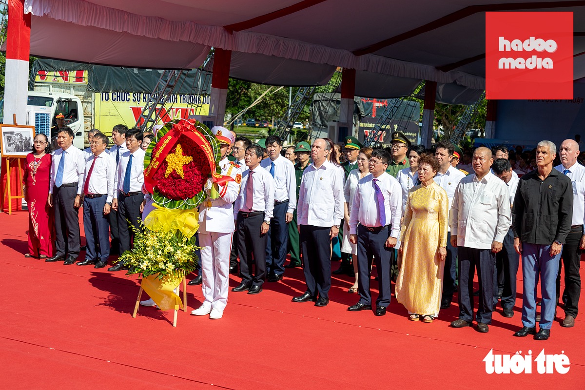Các đại biểu dâng hoa trước tượng đài lãnh tụ Fidel Castro - Ảnh: HOÀNG TÁO