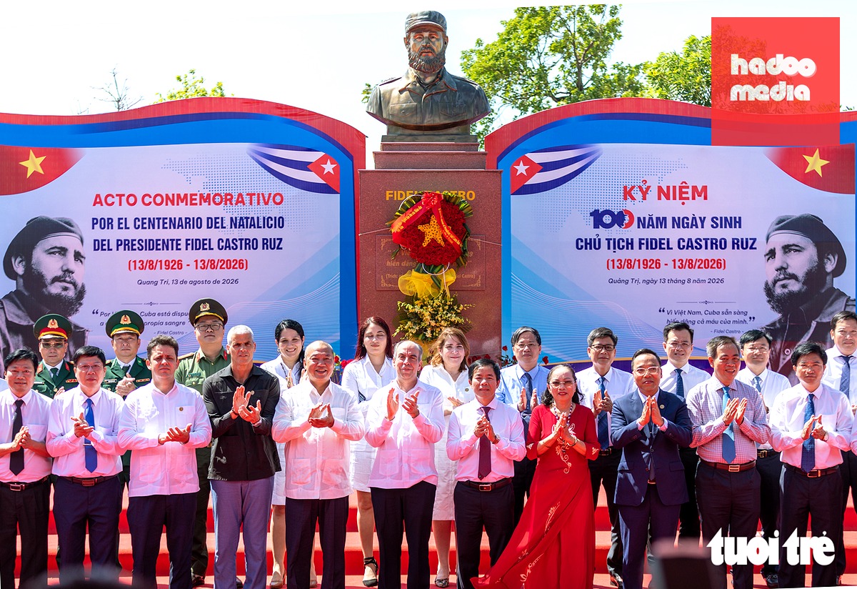 Các đại biểu chụp ảnh lưu niệm trước tượng đài lãnh tụ Fidel Castro