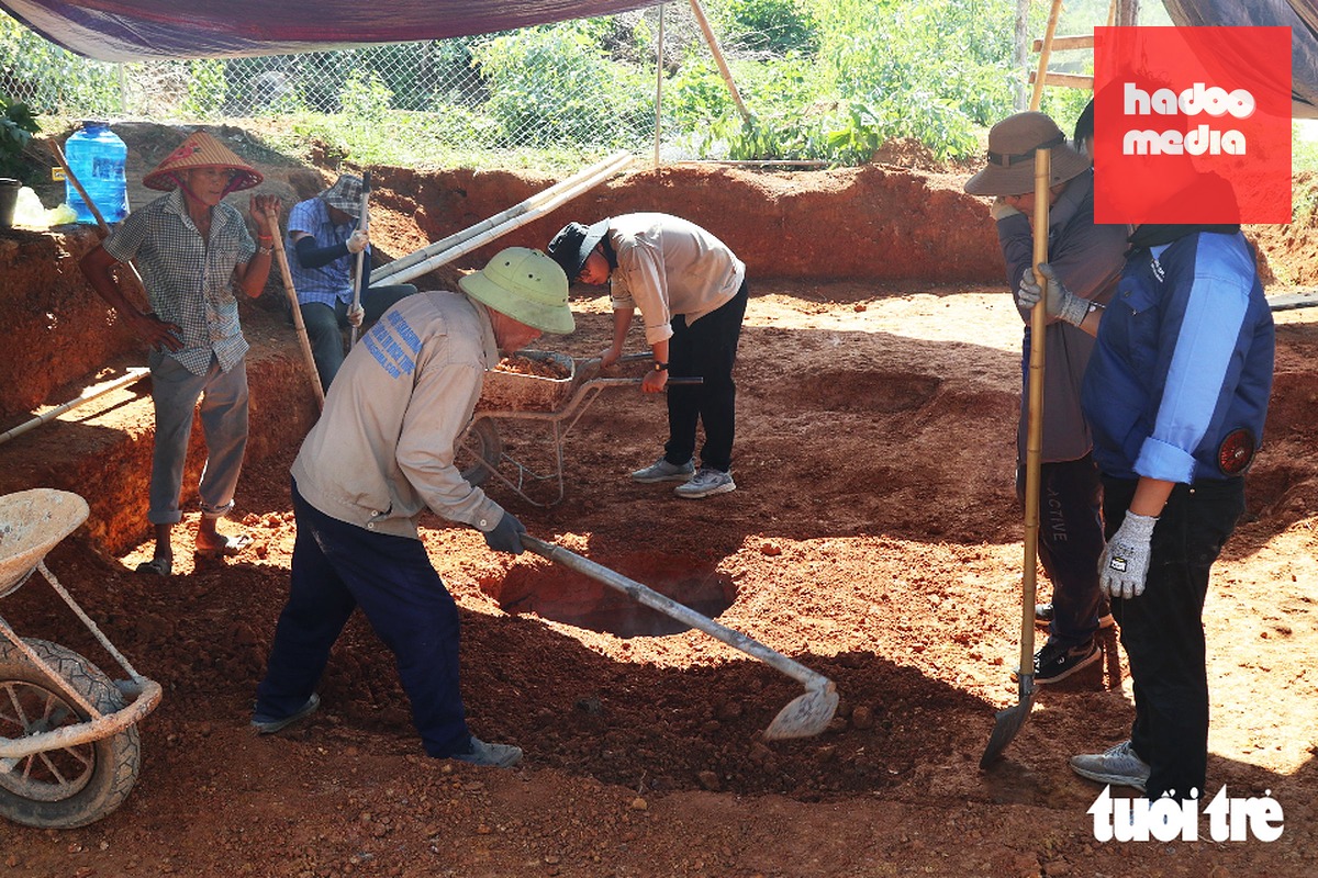 Ngày 13-8, các cán bộ chuyên môn của Bảo tàng Nghệ An - Xô viết Nghệ Tĩnh và Trường Đại học Khoa học Xã hội và Nhân văn (Đại học Quốc gia Hà Nội) đang tổ chức khai quật mộ gạch cổ ở xã Kim Liên, Nghệ An - Ảnh: DOÃN HÒA