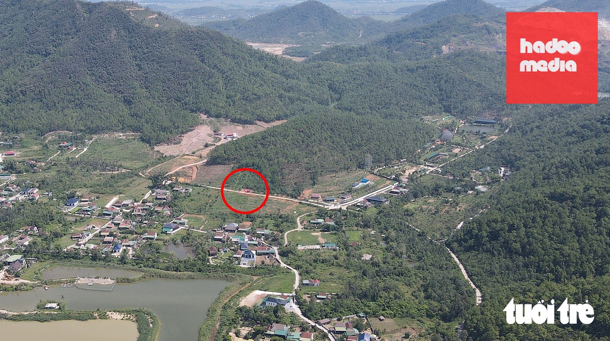 Dấu tích mộ gạch cổ (khoanh đỏ) nằm tại vườn cây gia đình người dân thuộc khu vực Rú Bụt, xã Kim Liên, tỉnh Nghệ An, địa phận xã Nam Giang, huyện Nam Đàn (cũ) - Ảnh: DOÃN HÒA
