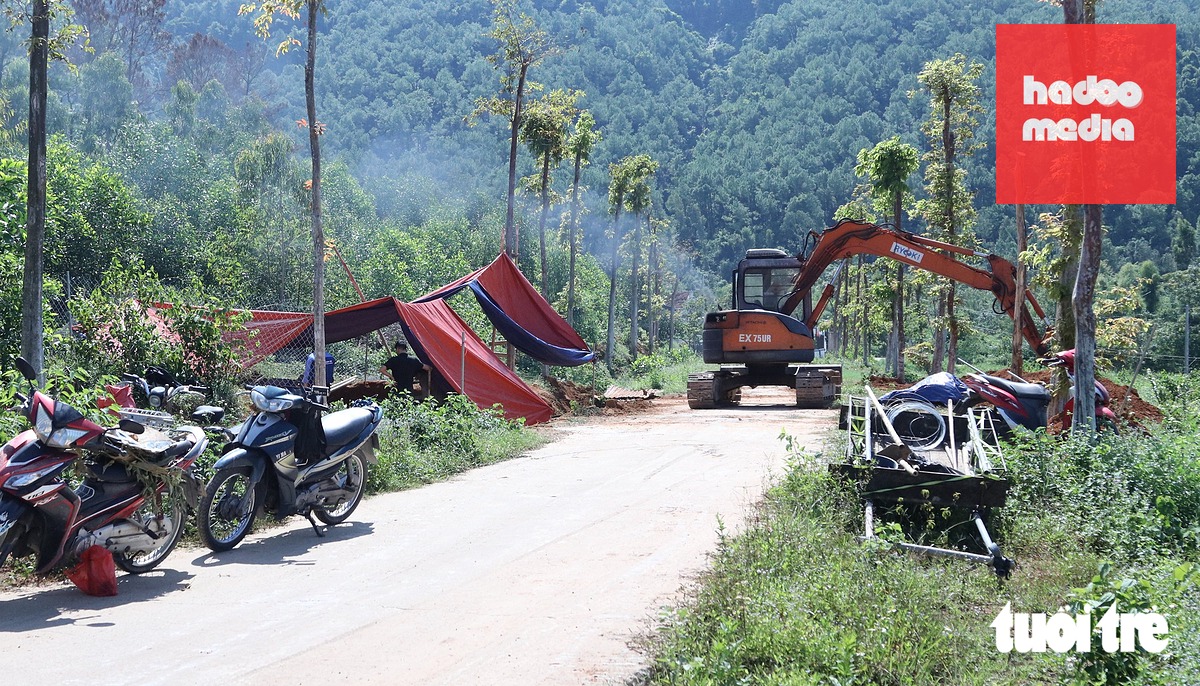 Khu vực di tích nằm tại vị trí vườn cây ăn quả của người dân địa phương, giáp tuyến đường dân sinh. Việc tổ chức khai quật khẩn cấp khu mộ cổ tại xã Kim Liên, tỉnh Nghệ An là công tác hết sức cấp thiết trong bối cảnh hiện nay, khi di tích đang đứng trước nguy cơ bị xâm hại bởi thiên tai, quá trình đô thị hóa, xây dựng cơ sở hạ tầng và nguy cơ bị đào trộm - Ảnh: DOÃN HÒA