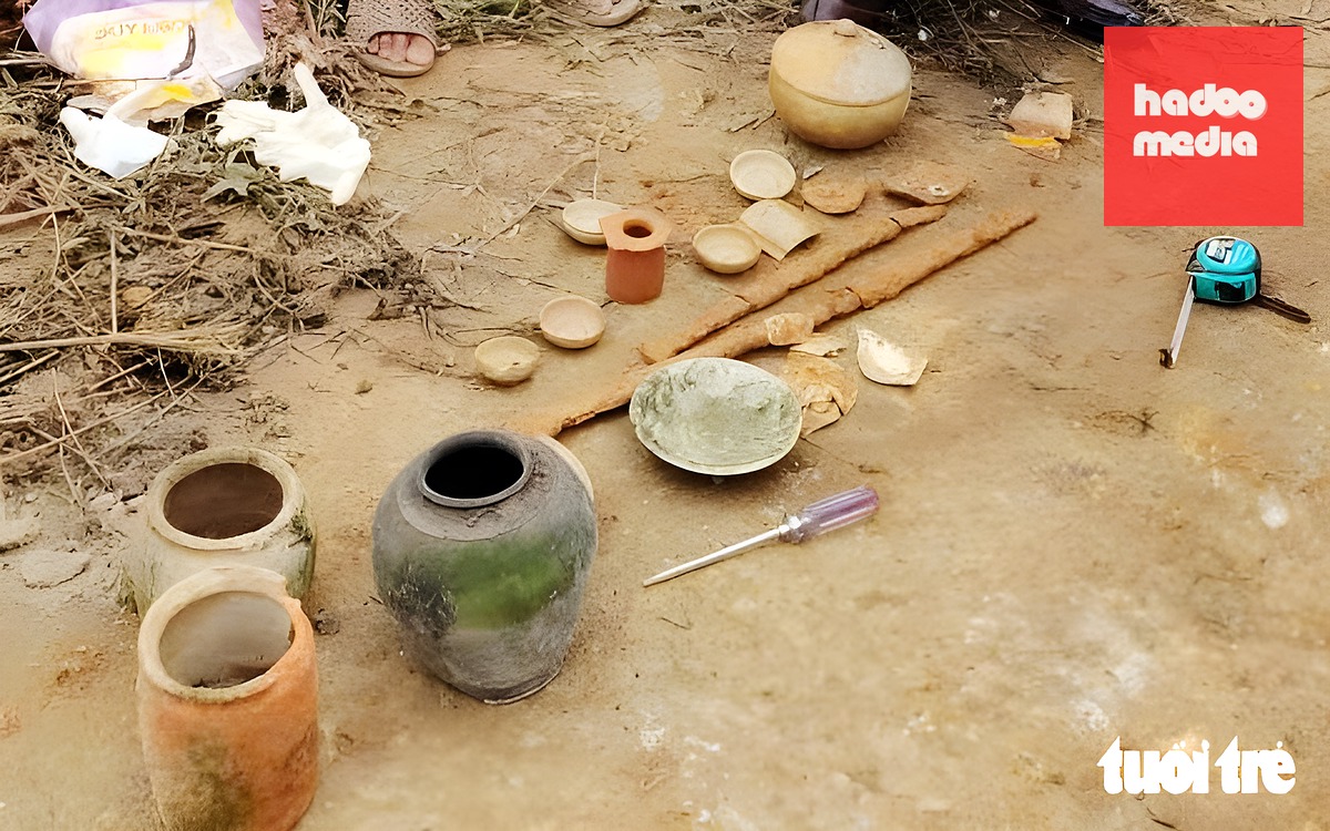 Cận cảnh khai quật mộ gạch cổ thấy kiếm, đồ gốm, tiền cổ - Ảnh 7.