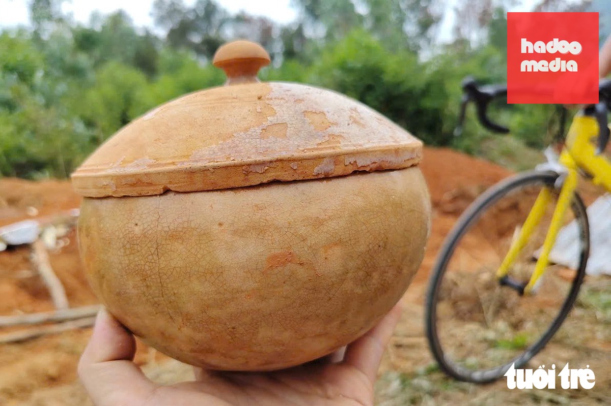 Cận cảnh khai quật mộ gạch cổ thấy kiếm, đồ gốm, tiền cổ - Ảnh 9.