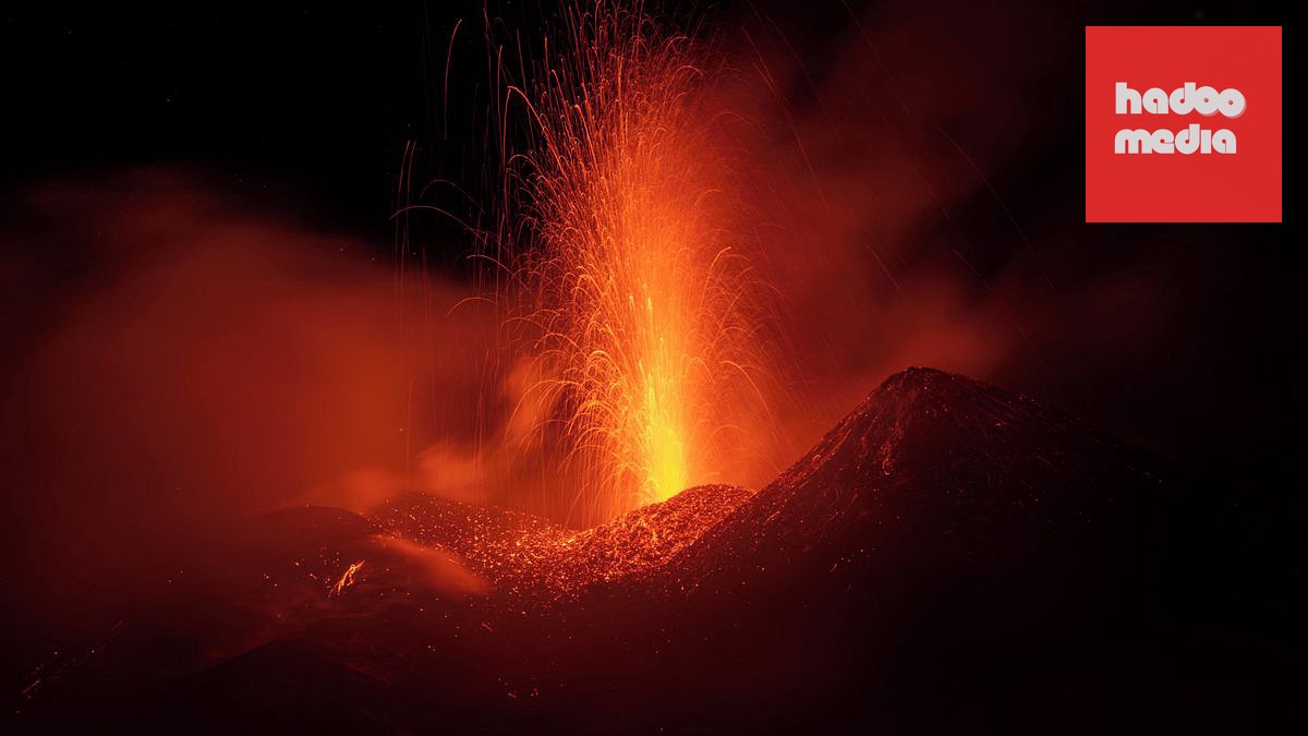 Záběry z března 2025: Etna v noci předvedla svou sílu, Měsíc jí asistovalVideo: Reuters