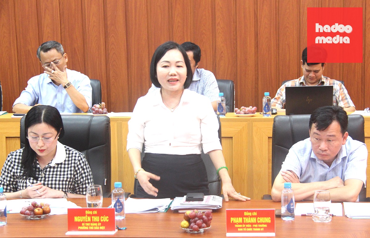 Bà Nguyễn Thu Cúc - Bí thư Đảng ủy phường Thủ Dầu Một, TP.HCM phát biểu - Ảnh: BÁ SƠN
