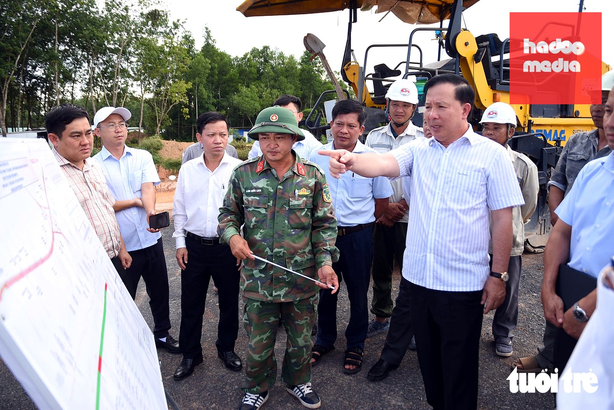 Chủ tịch UBND TP Đồng Nai Nguyễn Văn Út kiểm tra thực địa cao tốc TP.HCM - Thủ Dầu Một - Chơn Thành, đoạn qua địa bàn - Ảnh: A LỘC