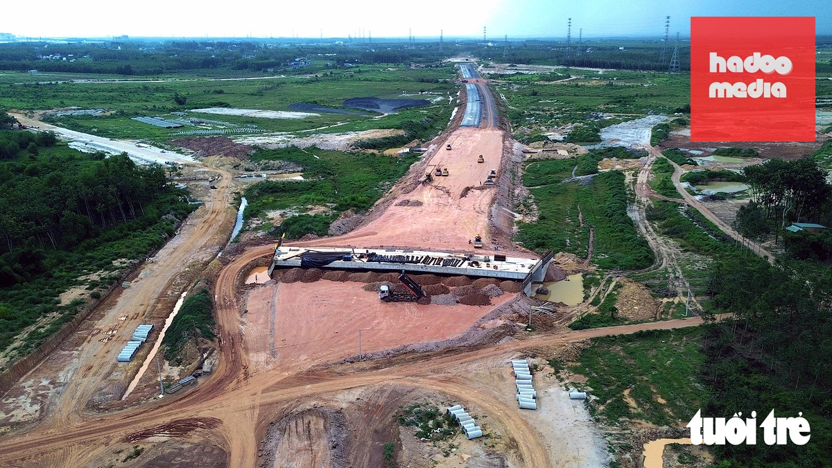 Cao tốc TP.HCM - Thủ Dầu Một - Chơn Thành đoạn qua phường Chơn Thành, TP Đồng Nai hiện đã thành hình, dự kiến hoàn thành trước 31-12 - Ảnh: A LỘC