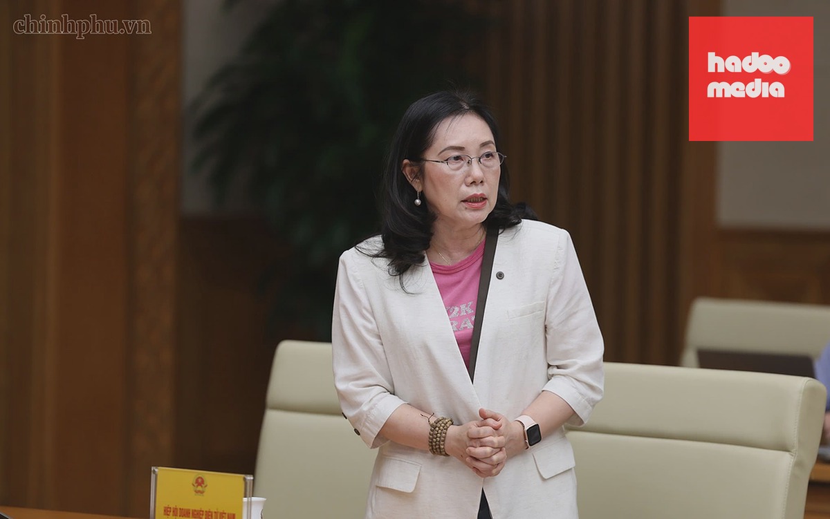 Bà Đỗ Thị Thúy Hương, Phó chủ tịch Hiệp hội Doanh nghiệp Điện tử Việt Nam, tại cuộc họp. Ảnh: VGP