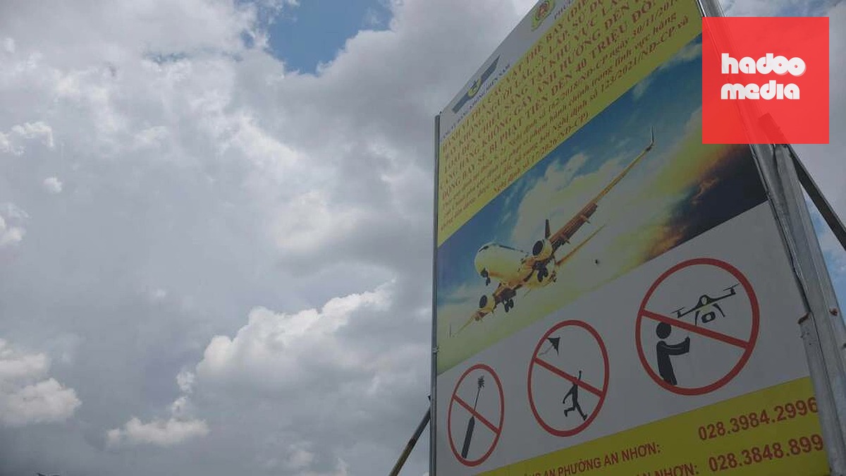 Phường An Nhơn gắn biển cảnh báo người dân không chiếu đèn laser, thả diều, sử dụng UAV gần đường hạ cánh của sân bay dọc kênh Tham Lương. Ảnh: Đình Văn