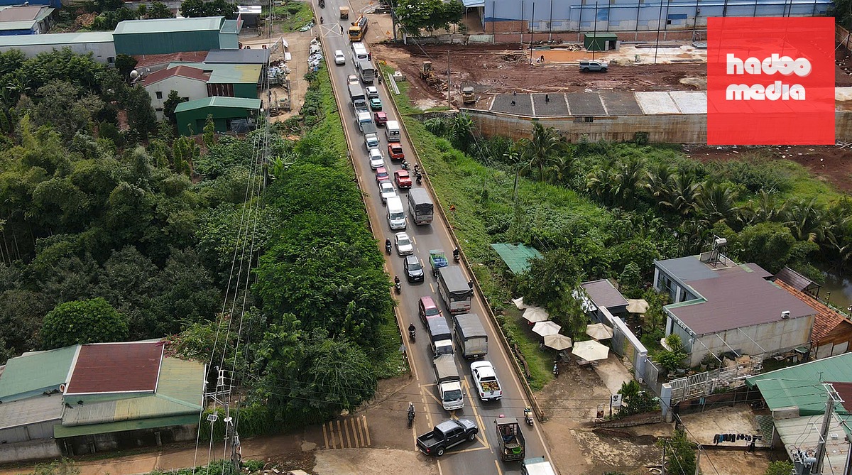 Quốc lộ 26 thường xuyên ùn tắc kéo dài hàng cây số vào mùa sầu riêng. Đặc biệt, năm nay diễn ra Lễ hội sầu riêng nên Phòng Cảnh sát giao thông đã sớm lên phương án phân luồng, hướng dẫn người dân lựa chọn lộ trình thay thế - Ảnh: TÂM AN