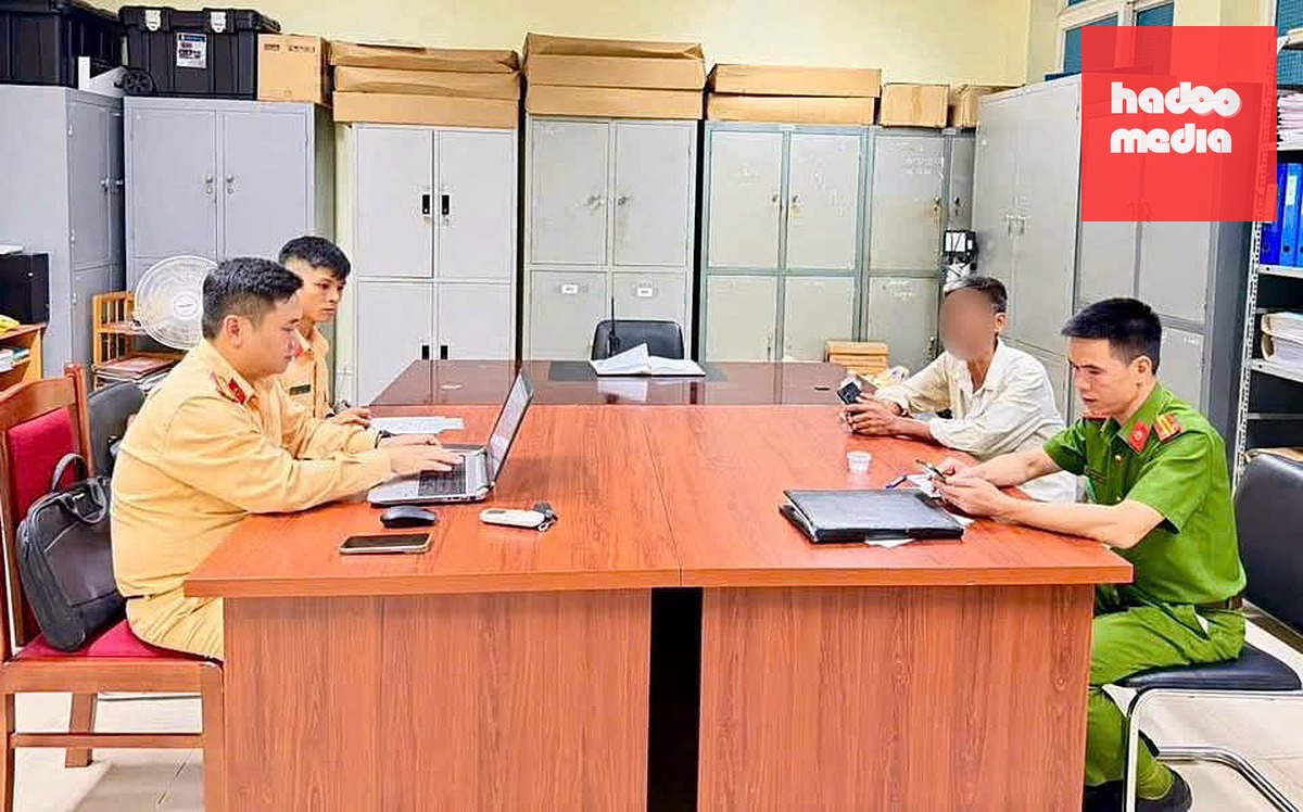 Nam tài xế vi phạm làm việc với công an - Ảnh: N.T.
