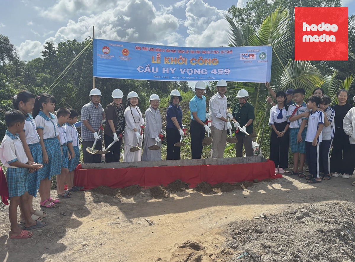 Đại diện ấp Mỹ Thành và người dân, học sinh ấp Mỹ Thành chung tay góp sức trong lễ khởi công cầu 459. Ảnh: Tiến Danh
